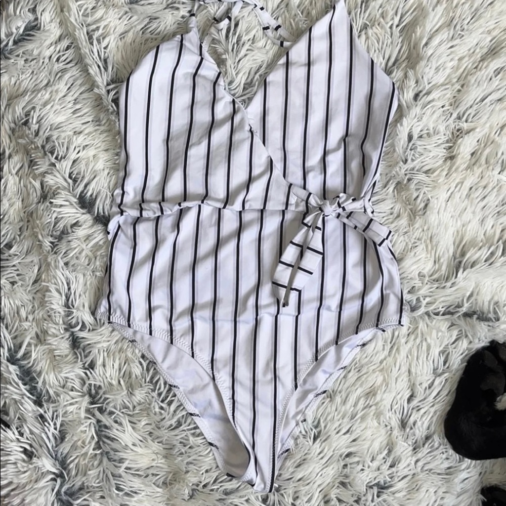 Swimsuit in white and black color